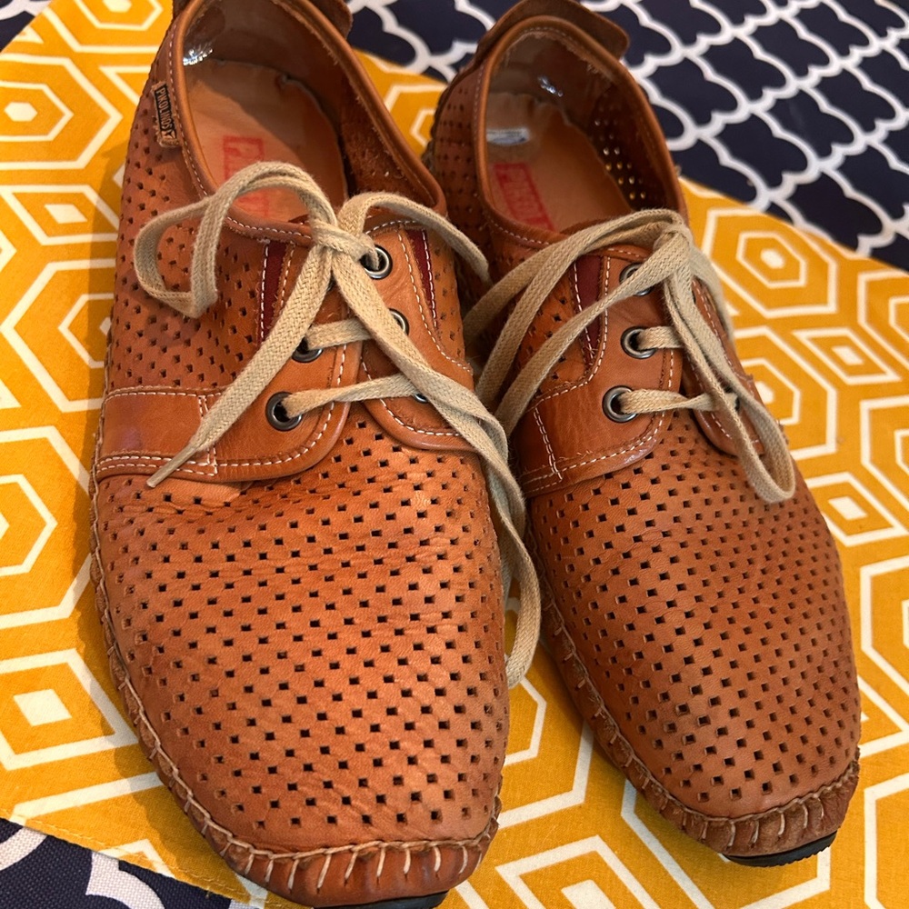 Pikolinos. Soft. Supple lace up shoe. Like new. Tan. Men’s size 9.